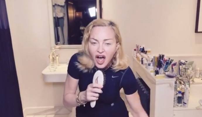 Обнажённая Мадонна опубликовала видео из ванной