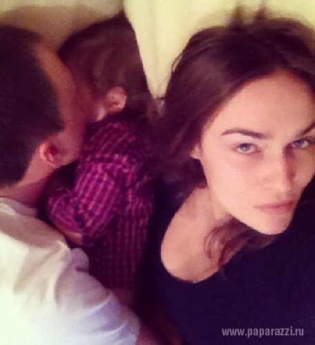 Алена Водонаева выкладывает фото в постели с мужем и сыном