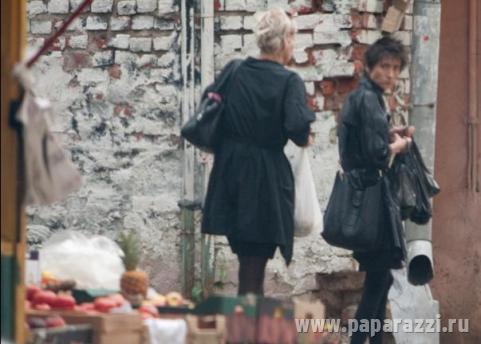 Свадьба земфиры и ренаты литвиновой фото. Земфира и Рената Литвинова папарацци. Трехпрудный переулок Рената Литвинова.