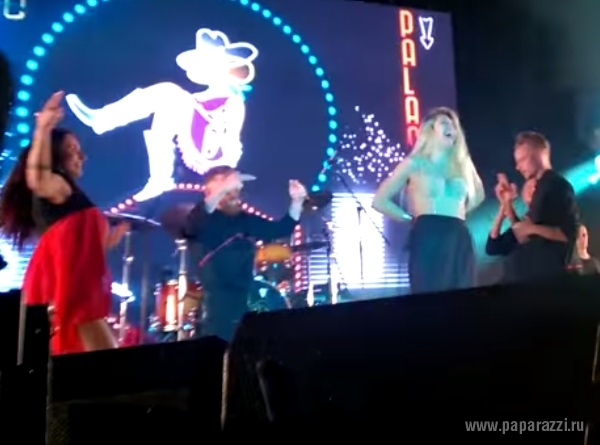 Видео дня: У Веры Брежневой свалилась юбка на концерте