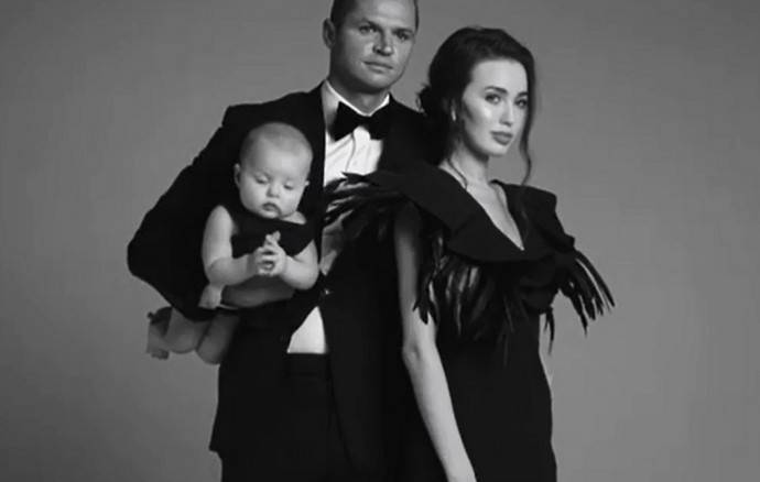 Во время семейной фотосессии Дмитрий Тарасов держал дочь подмышкой, а Анастасия Костенко светила попой