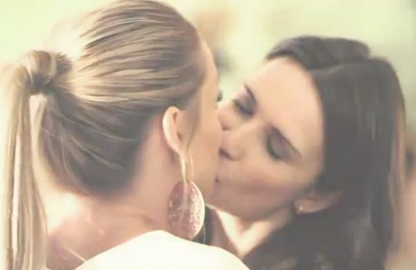 В сети появилось видео, как Анна Хилькевич целуется с другой девушкой