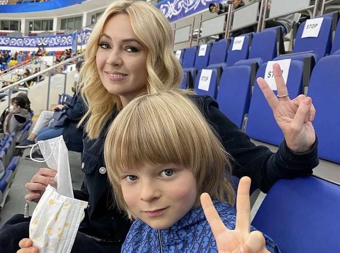 Гном Гномыч не рад: Яна Рудковская объявила о скором прибавлении в семье, чем очень расстроила сына