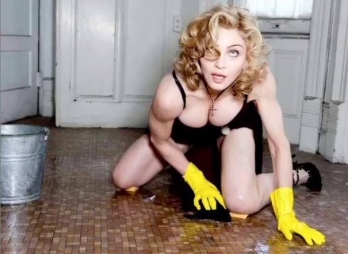 Мадонна опубликовала свое фото в прозрачном белье