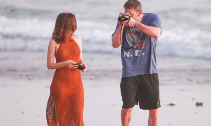 Папарацци сделали эксклюзивные фото Бена Аффлека на пляже с новой подругой Аной де Армас
