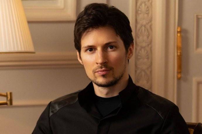 «Все-таки освоил фотошоп»: миллиардер Павел Дуров снова опубликовал свои фото с голым торсом