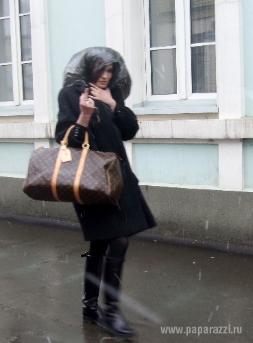 Алена Водонаева надела мешок для мусора вместо шляпки