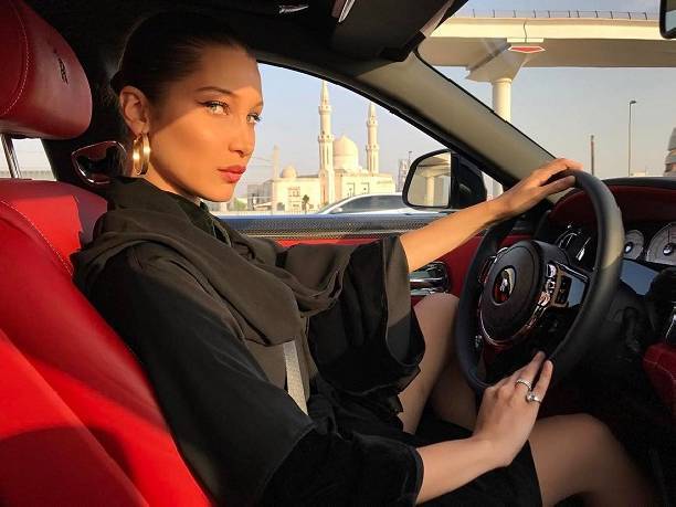 Белла Хадид показала идеальную фигуру на отдыхе в Дубае