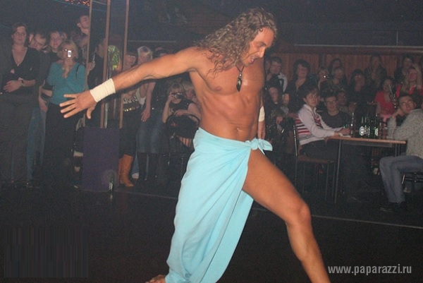 Тарзан сымитировал на сцене секс с одной из зрительниц
