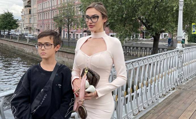 "Мамочка принимает поздравления": Алёна Водонаева облачилась в бикини, чтобы напомнить обществу о дне рождения сына