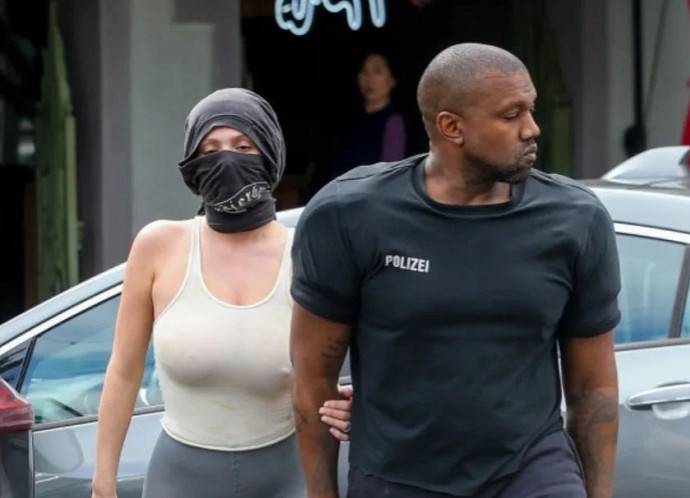 Несмотря на угрозы штрафа за непристойное поведение, жена Канье Уэста вновь появилась на улице в прозрачных колготках на голое тело. ТОП фото Бьянки Цензори в откровенных нарядах и бикини