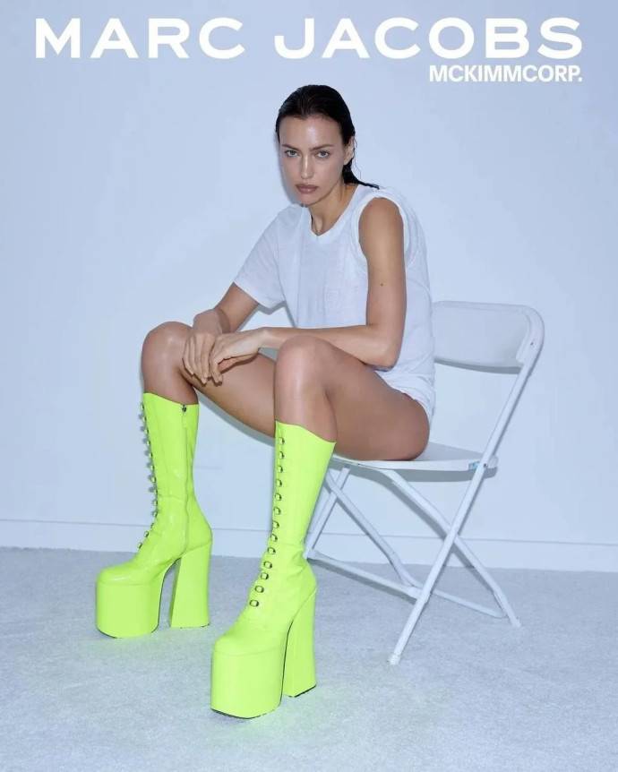 Ирину Шейк пригласили сделать рекламу обуви, но, как всегда, получилась реклама белья