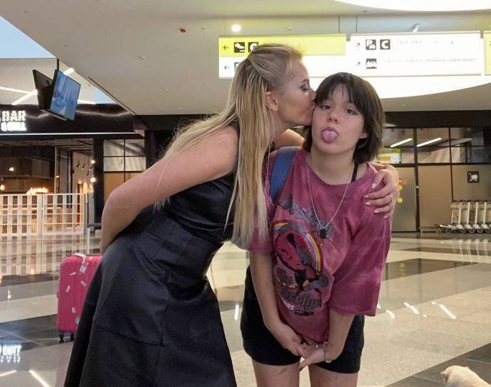 Дана Борисова не уверена, что её психически неуравновешенная дочь Полина сможет закончить школу