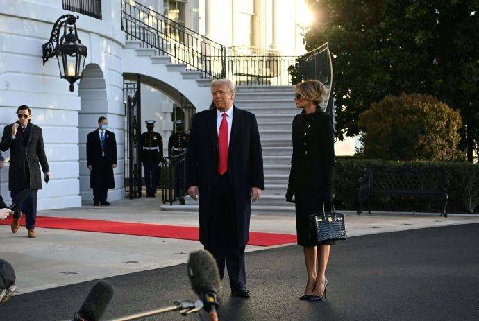 Мелания Трамп в элегантном наряде покинула Белый дом
