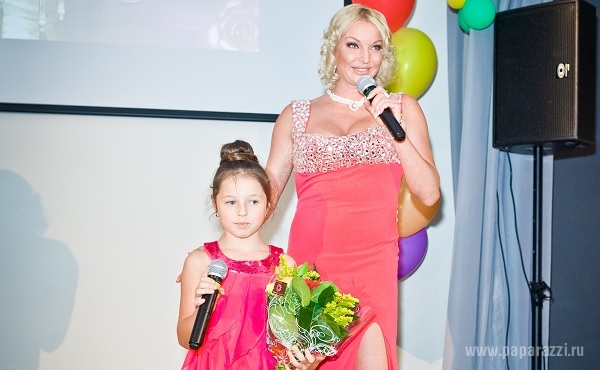 Анастасия Волочкова и Ариадна спели дуэтом на детском празднике