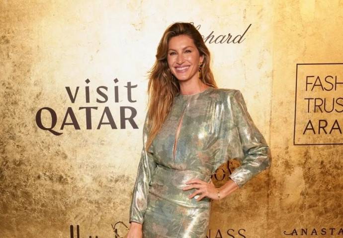 Бронзовое сетчатое платье Жизель Бундхен не оставило равнодушным светских фотографов