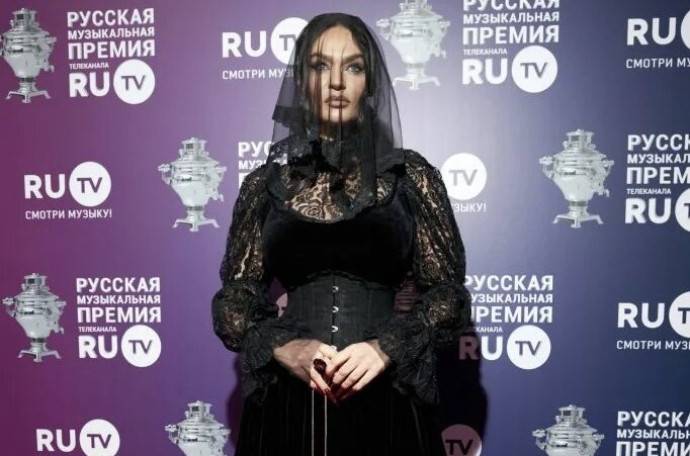 «Секс по пьяни и случайные дети»: возомнившая себя ведьмой Алена Водонаева не смогла перенести насмешек над своим платьем