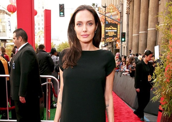 Анджелина Джоли продолжает удивлять поклонников своей болезненной худобой 