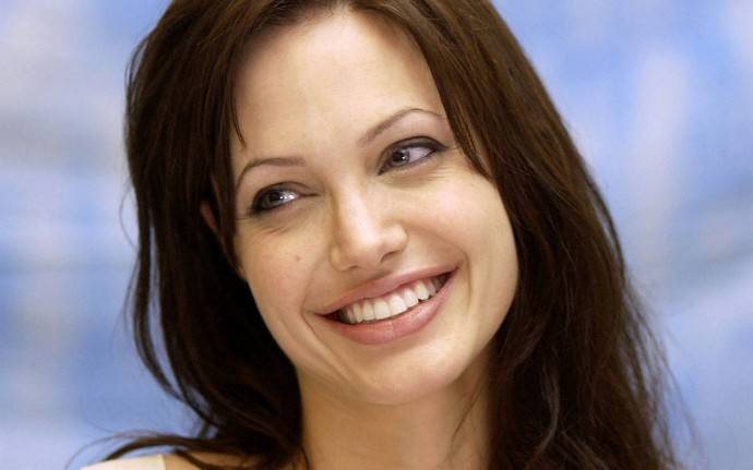 Анджелина Джоли добилась отстранения судьи, вставшего на сторону Брэда Питта