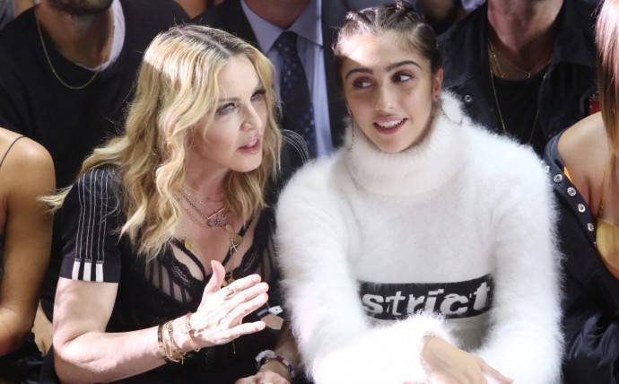 Дочь Мадонны продемонстрировала на Met Gala длинный язык и небритые подмышки 