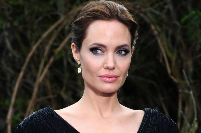 Дети Анджелины Джоли стыдятся матери из-за романа с молодым рэпером 