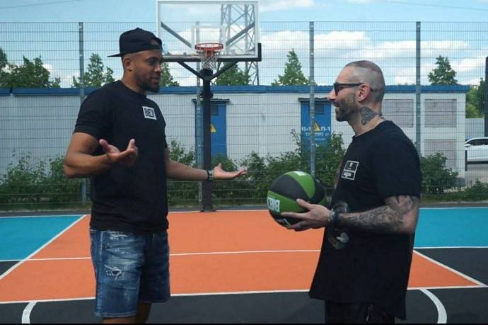 «Это раунд! Ты заснял?»: российский исполнитель B.M. разузнал о гладиаторских баскетбольных боях