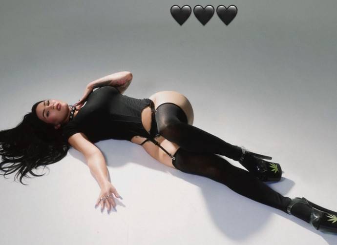 Меган Фокс вернулась в соцсети и сразу с фотосессией в стрингах