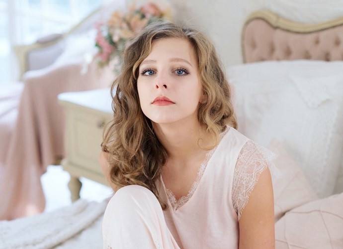 «Нежного мая»: Лиза Арзамасова показала пикантное фото из спальни