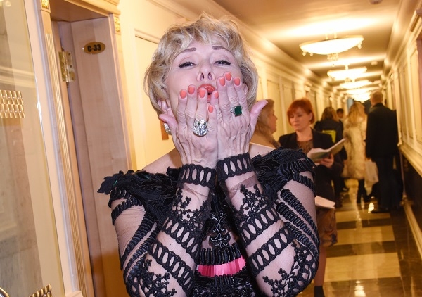 Платье Любы Успенской стало самым экстравагантным нарядом на шоу Валентина Юдашкина