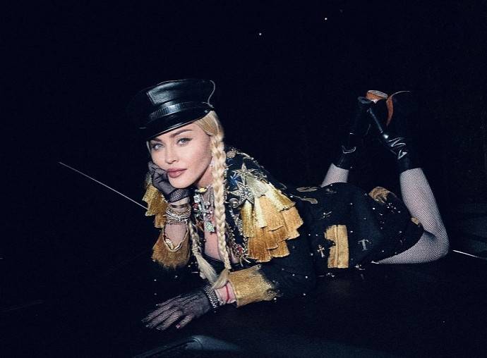 «Боже храни королеву»: Мадонна опять показала задницу