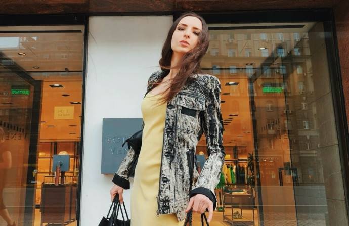 Новая композиция певицы Дэя получил название «Без цвета»