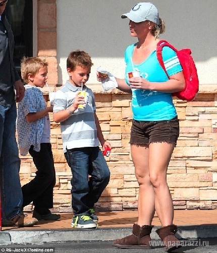 Бритни Спирс кормит детей фаст-фудом