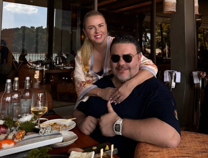 Анна Семенович беременна. Ну, или забила на препараты для похудения