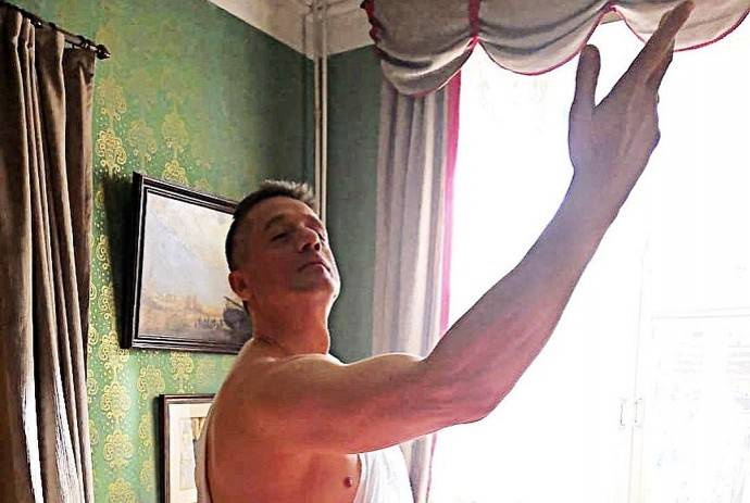 Алексей Макаров прорекламировал Парк «Зарядье» своим голым фото