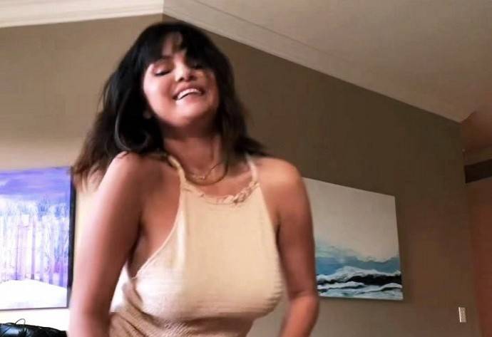 Раскачивая грудью и виляя попой, Селена Гомес устроила весьма эротические танцульки