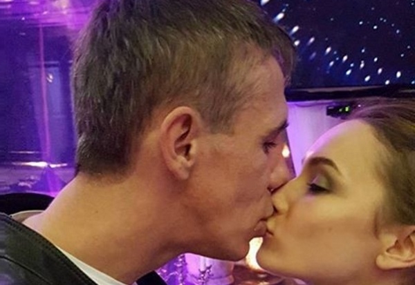Алексей Панин продолжает публиковать в своем микроблоге фотографии обнаженных подружек, но признался в любви к жене