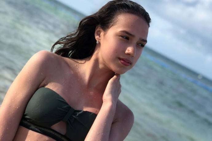 Алина Загитова порадовала фанатов "горячей" пляжной фотосессией