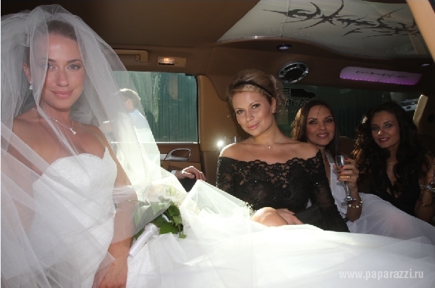 "Блестящая" Настя Осипова надела траурное платье на свадьбу подруги