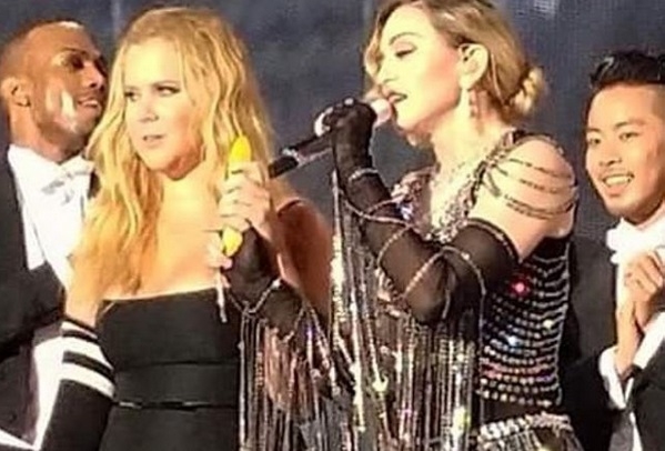 В своем новом шоу Мадонна имитирует секс с женщиной, задирает ей юбку и шлепает по попе (видео)