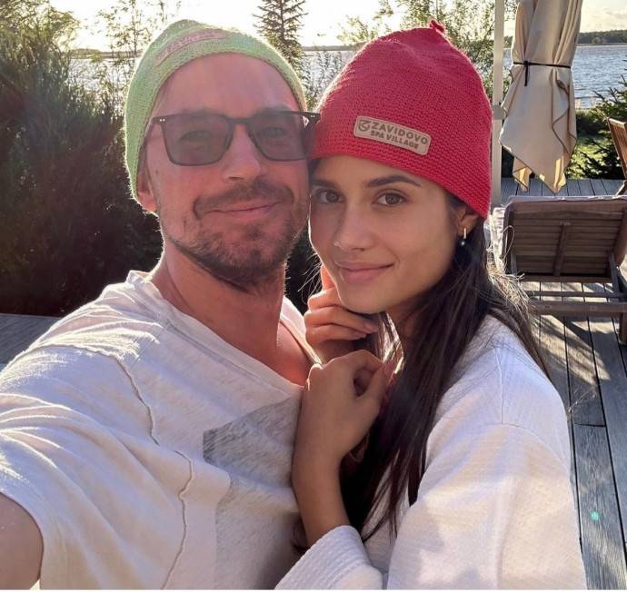 Саша Петров и его жена Вика решили доказать искренность своих чувств публичным поцелуем