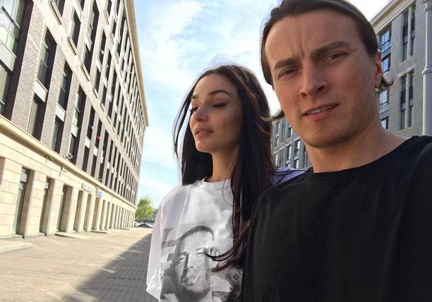 "Рот болит": Алёна Водонаева пожаловалась, опубликовав фото с мужем