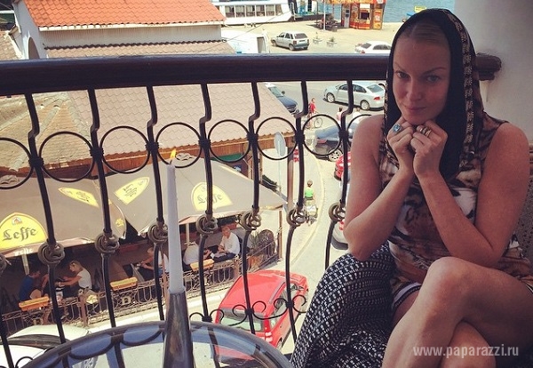 Анастасия Волочкова села на шпагат в своем супер откровенном бикини