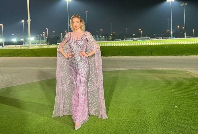 Шейх на вертолёте, 10 тысяч зрителей и модный показ с участием моделей Академии Марии Бабкиной Maryway. Как прошло открытие Чемпионата мира по крикету в Абу-Даби