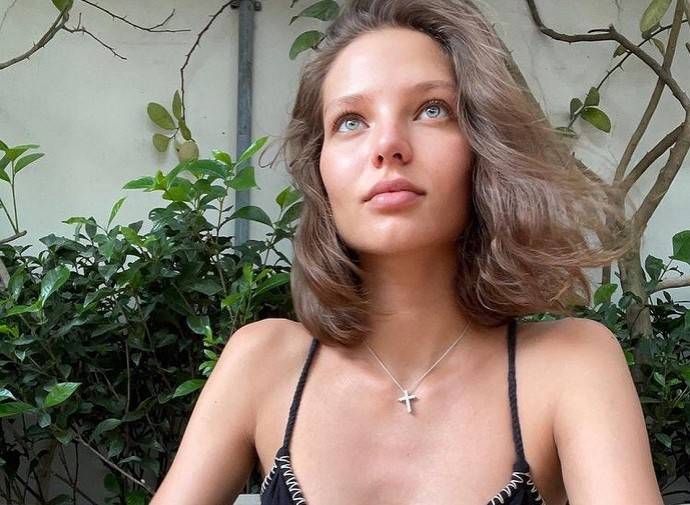 «Сегодня мы решили показать дочу»: Алеся Кафельникова устроила фотосессию Кьяры и слегка обнажила грудь