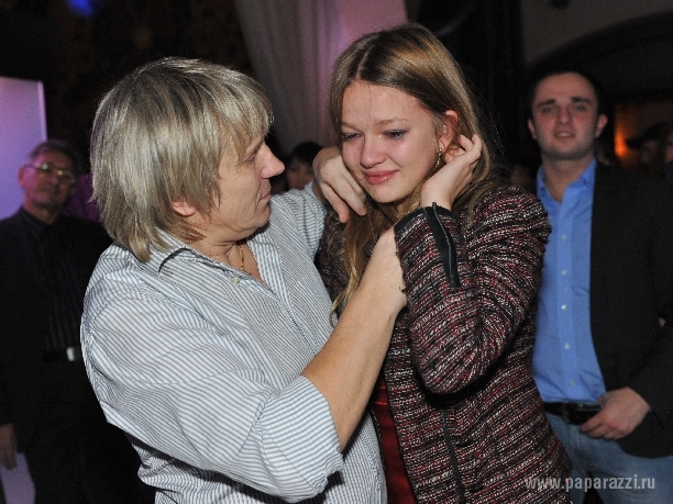 Дочь Виктора Салтыкова расплакалась на дне рождения папы