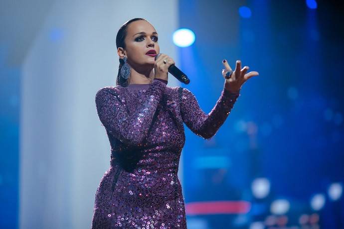 «Помогаю молодым»: немного располневшая певица Слава решила взять перерыв в карьере