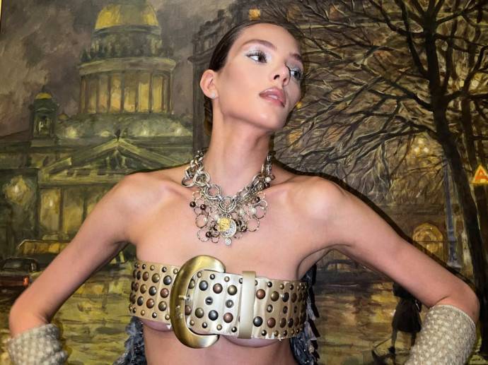 Алеся Кафельникова «могнула культурную столицу» сетчатыми колготками и ремнем на груди