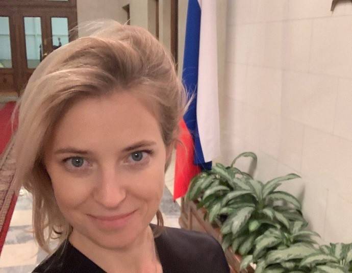 Для встречи с Тарзаном депутат Наталья Поклонская примерила прозрачное секси-платье