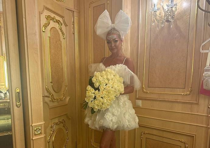Анастасия Волочкова решила показать, какое нижнее белье она надевает под концертные платья