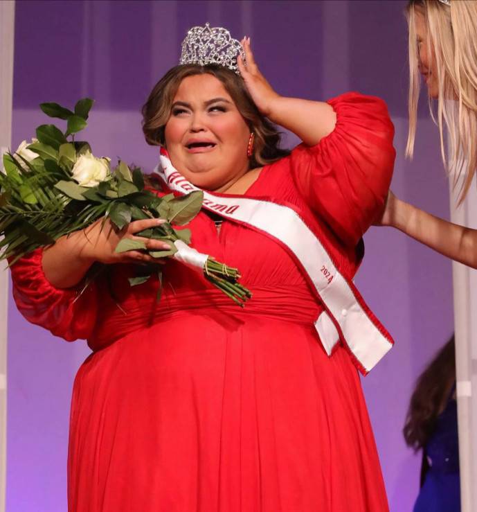 На конкурсе Мисс Алабама победила 123 килограммовая девушка, а рэперша Sexyy Red выдвинула свою кандидатуру на пост президента США